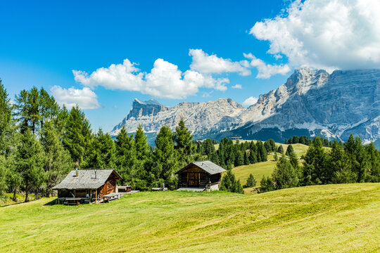 Malghe sulle Dolomiti vicino Corvara