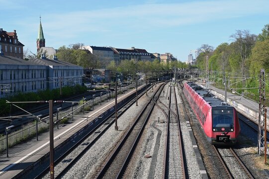 Copenhague, Danemark, 9 mai 2023 : Train de la compagnie DSB traversant la ville de Copenhague
