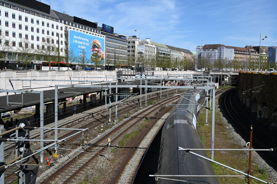 Copenhague, Danemark, 9 mai 2023 : Train traversant la ville de Copenhague