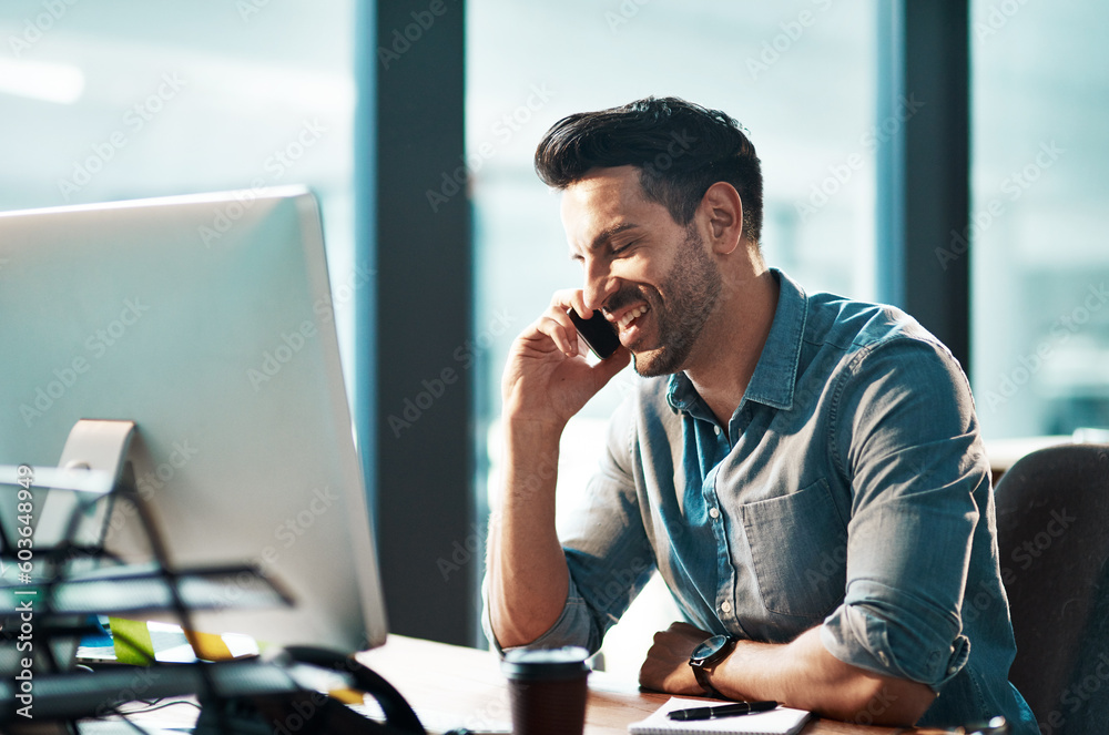 Poster Happy business man, phone call and computer in office for conversation, communication and planning contact. Employee talking on cellphone at desktop pc for mobile networking, consulting and feedback