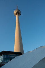 Obraz premium Der Berliner Fernsehturm als wenn du genau darunter stehen würdest und in die Atemberaubende höhe blickst