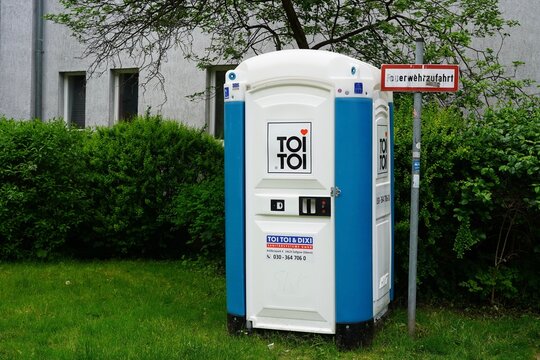 Toi Toi Toilette im öffentlichen Raum im Berlin am 18.05.2023
