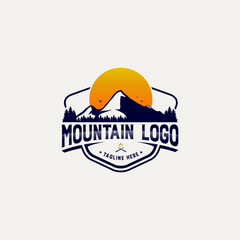 Fototapeta premium Vektor Stok Mountain Logo Design Vector Illustration Outdoor