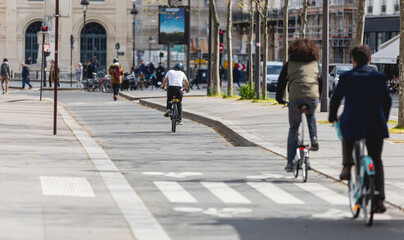 Des vélos sur une piste cyclable en ville. 