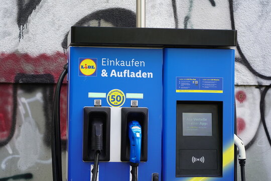 Lidl Ladestation für e-Autos an einer Filiale des Discounters in Berlin am 18.2023