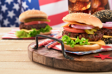 4th of July American Independence Day traditional picnic food. American Burger and cocktail, American flags and symbols of USA Patriotic picnic holiday on white wooden background. Top view - obrazy, fototapety, plakaty