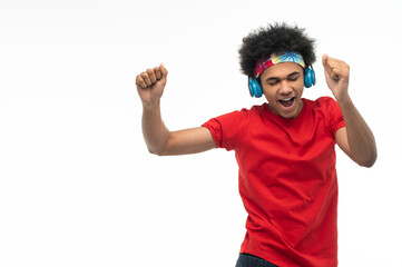 Naklejka premium African american guy in headphones looking enjoiyed and dancing