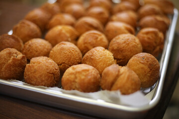 揚げたてのサーターアンダギー