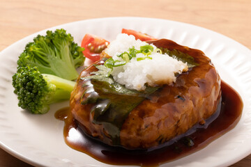 豆腐と鶏肉のおろし大葉ハンバーグ