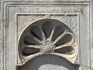 marble pattern on the wall of the fountain