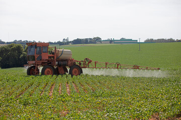 Máquina de irrigação agrícola em campo de Soja