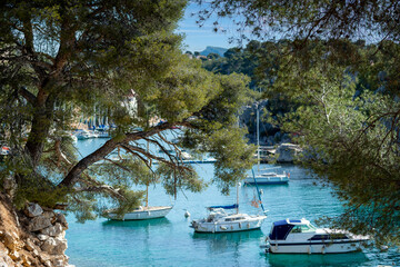 Le port naturel de Port-Miou dans les calanques de Cassis