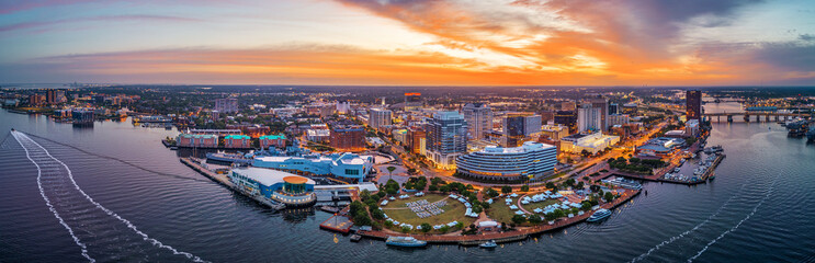 Fototapeta Norfolk, Virginia, USA downtown city skyline from over the Elizabeth River obraz