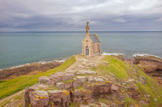 ilot et chapelle Saint Michel &agrave; Erquy en Bretagne, C&ocirc;tes d'Armor