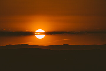 Sonnenuntergang über einer Hügelkette