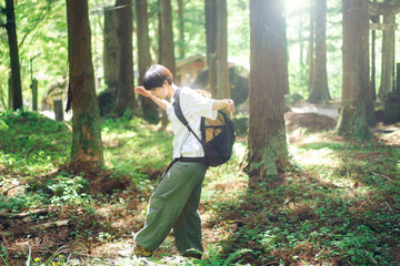 トレッキングをしている若い日本人女性/
森林セラピー