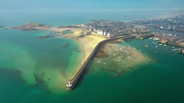 Vid&eacute;o drone de saint malo en bretagne, la cite corsaire et le mole des noires, vue drone
