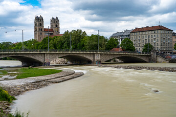 Katholische Kirche Sankt Maximilian an dr Münchener Isar bei Hochwasser