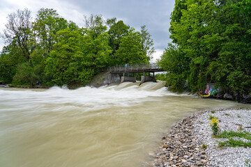Fototapeta na wymiar Flauchersteg in München bei Hochwasser