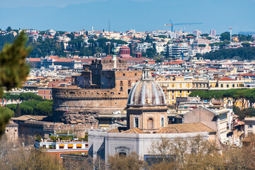 panoramischer Blick vom Gianicolo Hügel auf das historische Zentrum der Ewigen Stadt im Sonnenlicht - 603757712