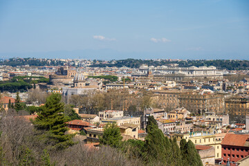 panoramischer Blick vom Gianicolo Hügel auf das historische Zentrum der Ewigen Stadt im Sonnenlicht