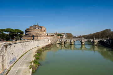 Der Fluß Tiber in Rom mit der Engelsburg und der Ponte St. Ange