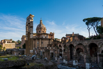 Fototapeta na wymiar Ausgrabungsstätte im Forum Romanum im Abendlicht
