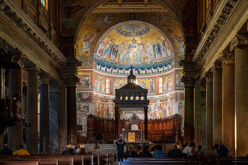 Die Basilika Santa Maria in Trastevere ist die älteste Marienkirche Roms und bildet mit dem...