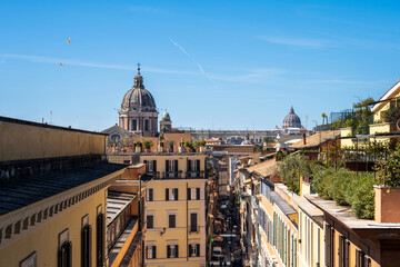Rom, Italien, März 2023 Blick von der der Piazza Trinita dei Monti au die Dachterrassen entlang...