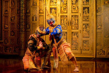 Obraz premium Khon or traditional Thai classic masked from the Ramakien with black and blue monkey stand together with action of traditional dance with Thai paintings background.