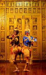 Obraz premium Vertical image of Khon or traditional Thai classic masked from the Ramakien with black and blue monkey stand together with action of traditional dance with Thai paintings background.