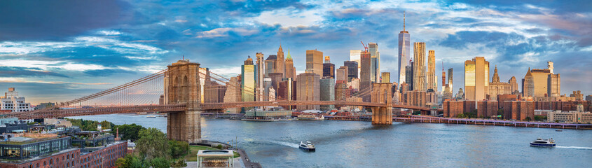 Fototapeta na wymiar View of the Brooklyn Bridge and Lower Manhattan at sunrise, New York City.