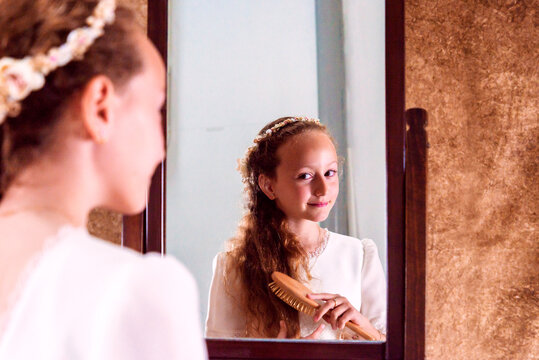 Pein&aacute;ndose frente al espejo