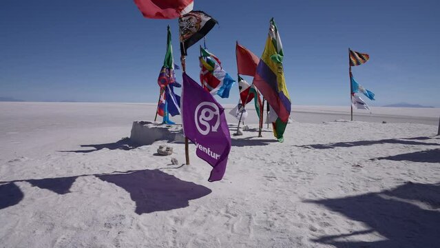 Checkpoint mit Flaggen aller Nationen in der Salzw&uuml;ste von Bolivien
