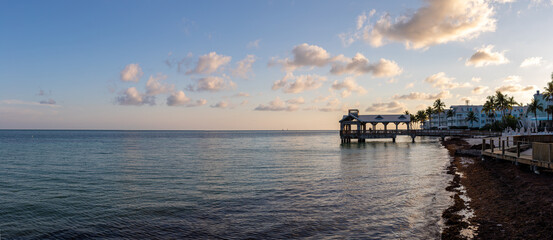 image panoramique montrant un bord de mer paradisiaque en Floride au coucher du soleil