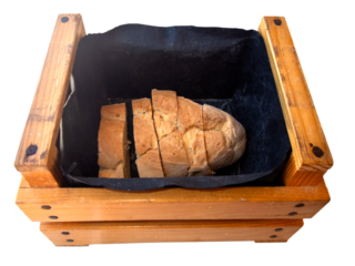 Pane appena sfornato in una cassetta di legno rustica 