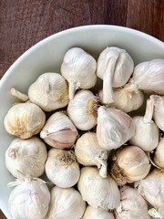 Garlic in a white bowl 