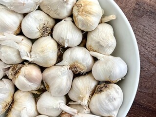 garlic in a white bowl