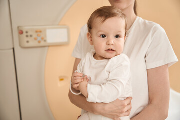 Child with parent before magnetic resonance imaging machine - obrazy, fototapety, plakaty