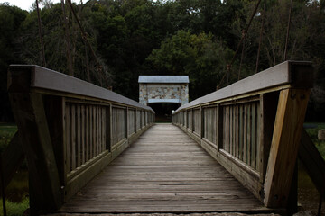 Obraz premium Wooden and brick bridge in the forest park