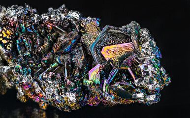 Closeup of beautiful colorful silicon carbide crystals on a black background. Iridescent synthetic carborundum detail. Use as abrasive, semiconductor or diamond gem imitation. Rare moissanite mineral. - obrazy, fototapety, plakaty