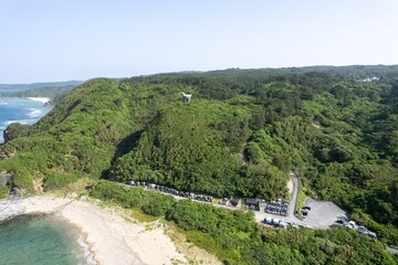 沖縄県国頭郡国頭村辺戸の辺戸岬、宇佐浜の海をドローンで空撮した風景...