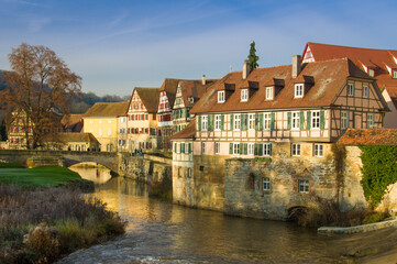 Mittelalterliche Fachwerkhäuser im Abendlicht am Fluss Kocher in Schwäbisch Hall, Baden-Württemberg, Deutschland