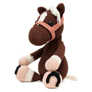 Cavalo sentado de pel&uacute;cia, feito com a t&eacute;cnica de croch&ecirc; amigurumi nas cores branco e marrom
