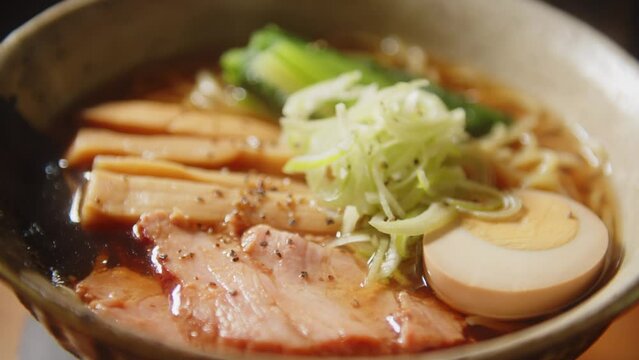 昔ながらの日本の醤油ラーメン