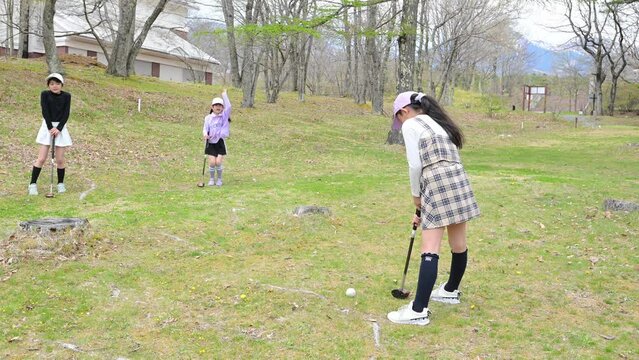 ゴルフを楽しむ女の子