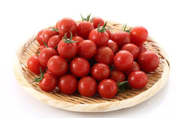 笊に盛った新鮮なミニトマト　白背景