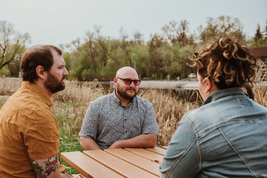3 friends talk around the table