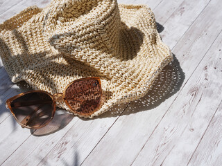 夏の日差しに影ができた帽子とサングラス