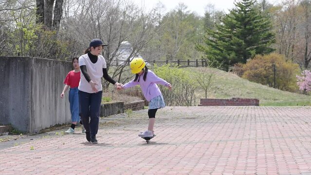 公園でブレイブボードに乗って遊ぶ子供